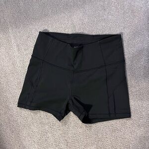 Black Athleta ultimate stash shortie, sz M